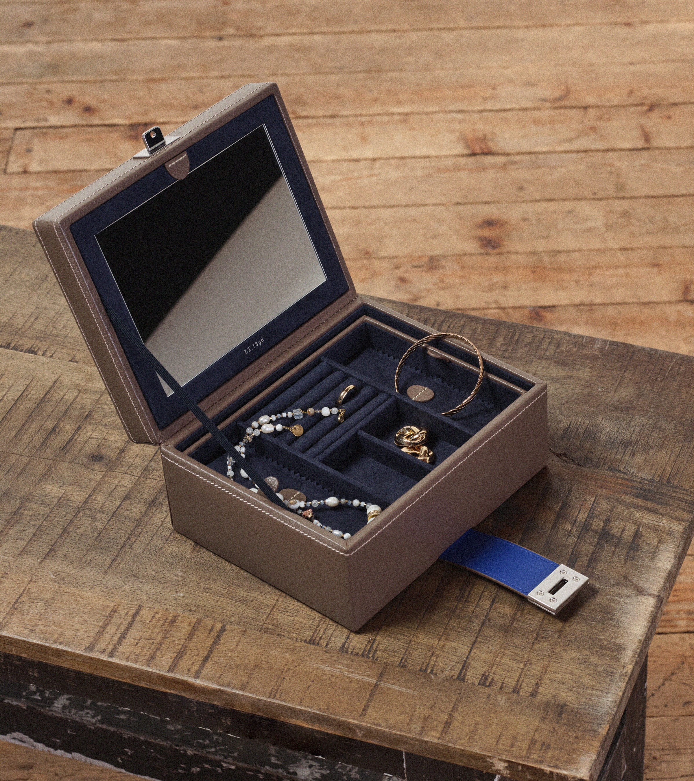 Medium jewelry case