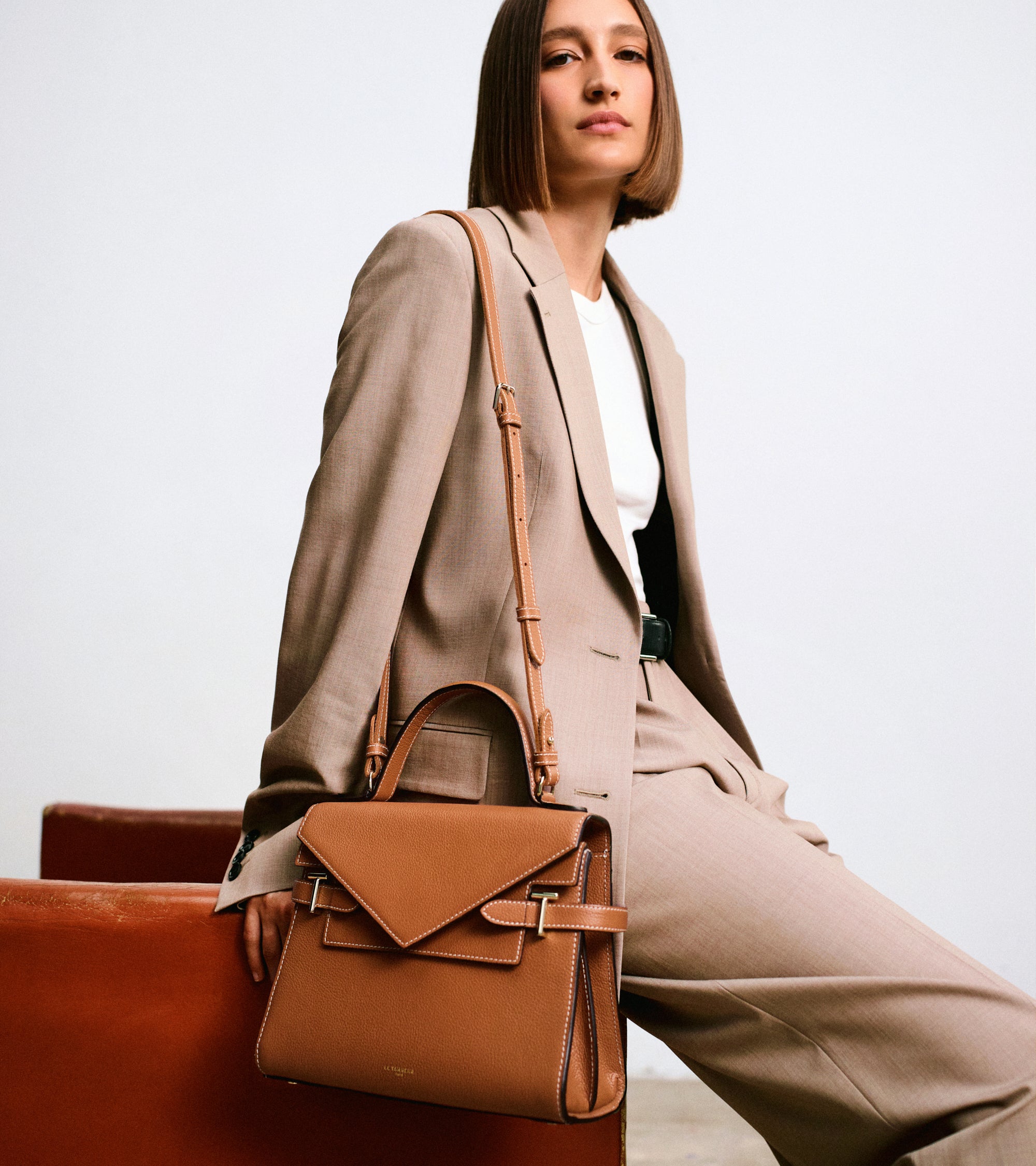 Mittelgroße Handtasche Emilie aus genarbtem Leder mit Doppelklappe