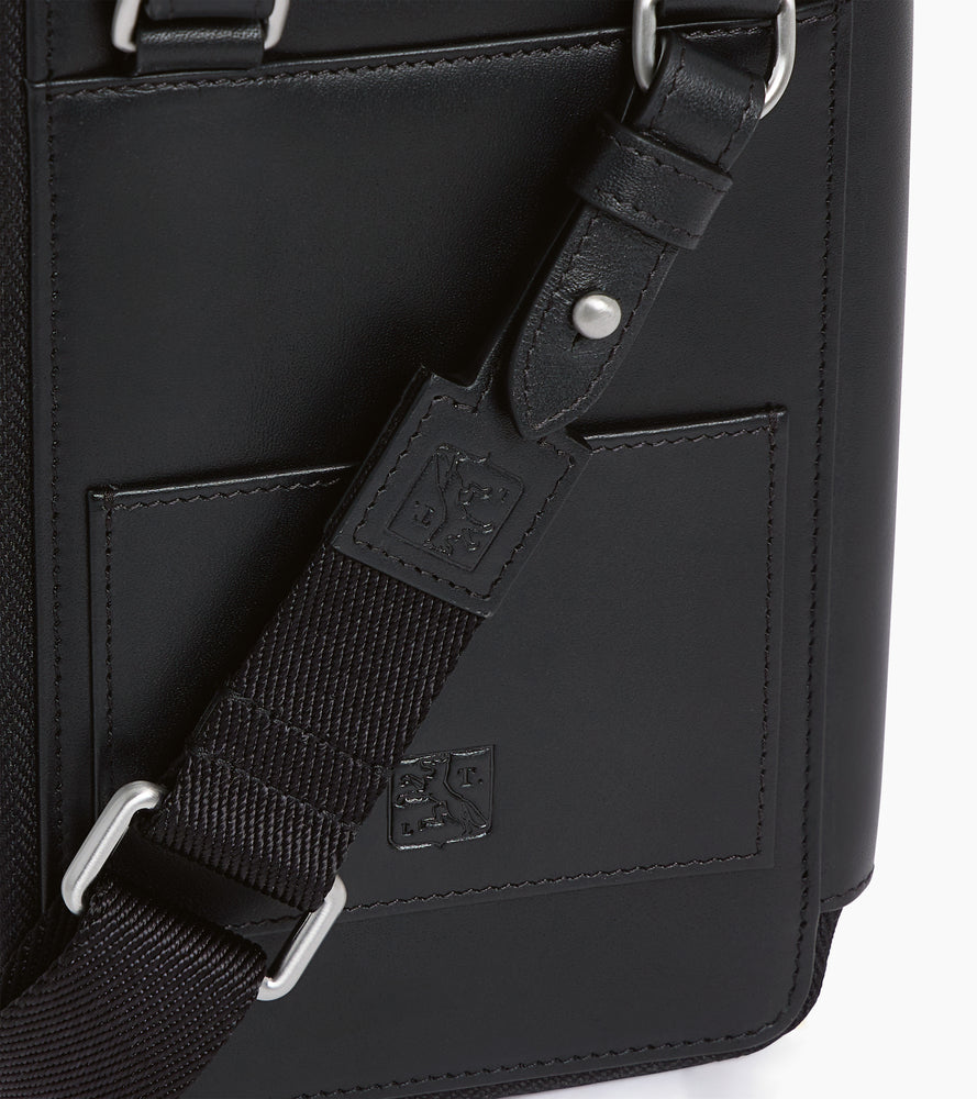 Maurice phone case in smooth leather