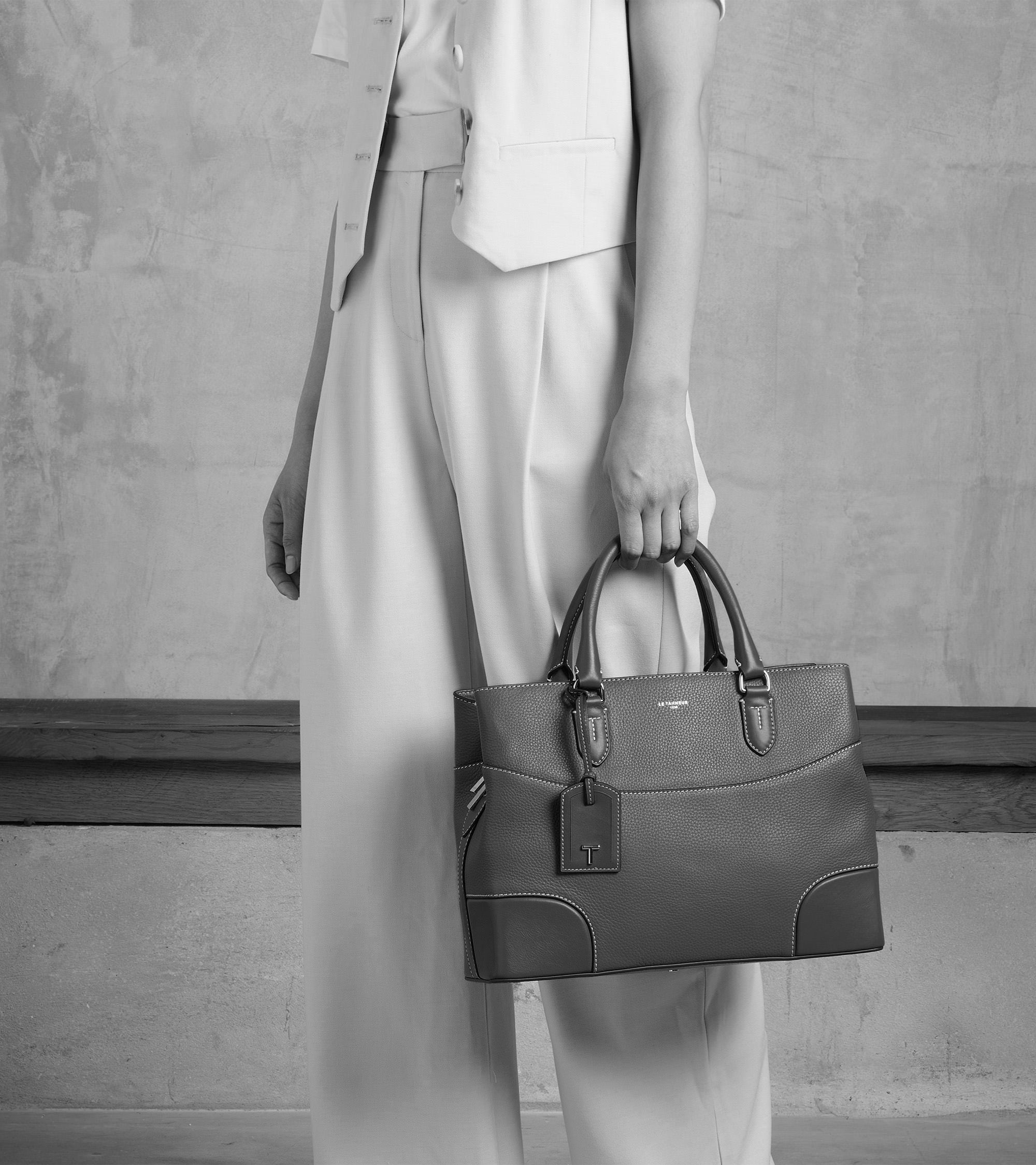 Romy large handbag in grained leather